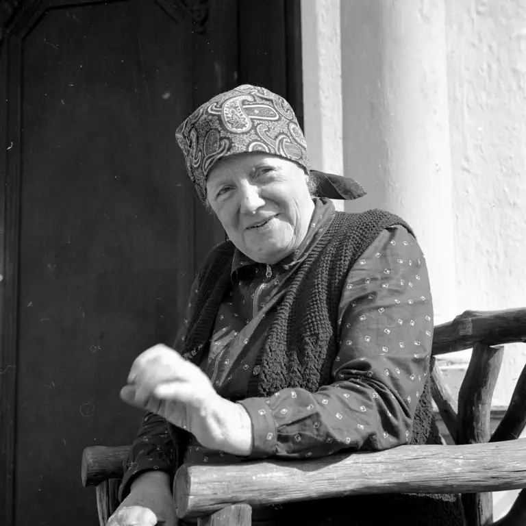 Anna Christine Hartel med hovedtørklære, Nellerupgård, Gilleleje, cirka 1944.