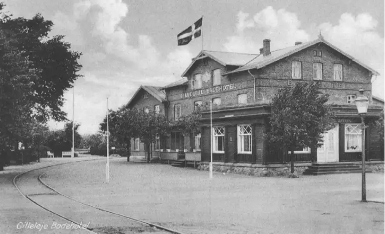  Gilleleje badehotel på et postkort fra 1919. Byggeriet kostede F.N. Hansen 200.00 kroner, men kunne så også rumme 120 gæster