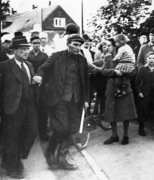  Den sårede røver bliver ført til Tinghuset igennem den vrede folkemængde, 1944
