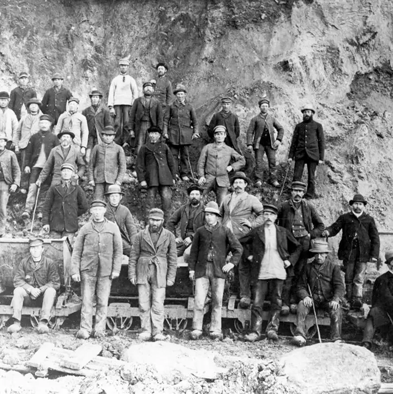 Nogle af de mange mænd – i træsko – som deltog i det hårde arbejde med at dræne Søborg Sø.