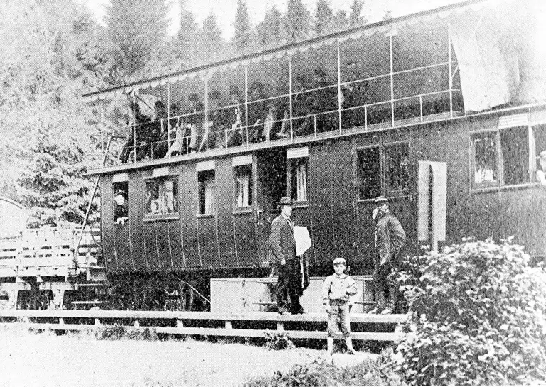 Den ”2-etages sporvogn”, som fragtede passagerer fra Hillerød til Græsted. Her fra gik turen til Gilleleje med hestevogn. I 1896 blev jernbanen forlænget til Gilleleje. 