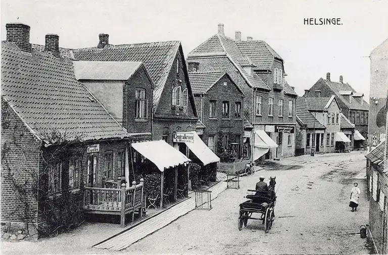 Centralkroen på Østergade 7 spillede også med i filmen som redaktion for den lokale avis ‘Middagsposten’. Her ses kroen i 1913. Den blev revet ned i 1967. 