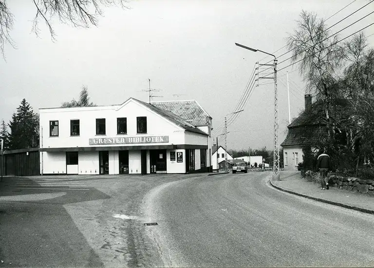 I Græsted lå biblioteket på Græsted Stationsvej 1B, inden det rykkede over i skolegården ved Græsted Skole. Billedet er fra 1985. 