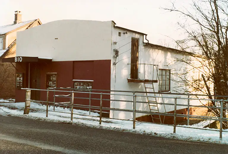 Biografen set udefra – Esrum Å løber til højre for bygningen og gav derfor biografen kælenavnet ”Flodbio”. Trappen fører op til operatørrummet.
