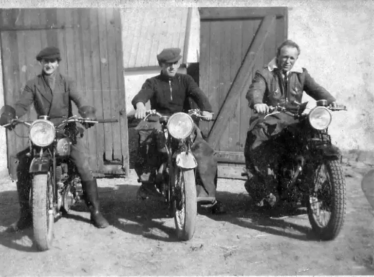 Som der står i registranten: Tre herrer på motorcykel.