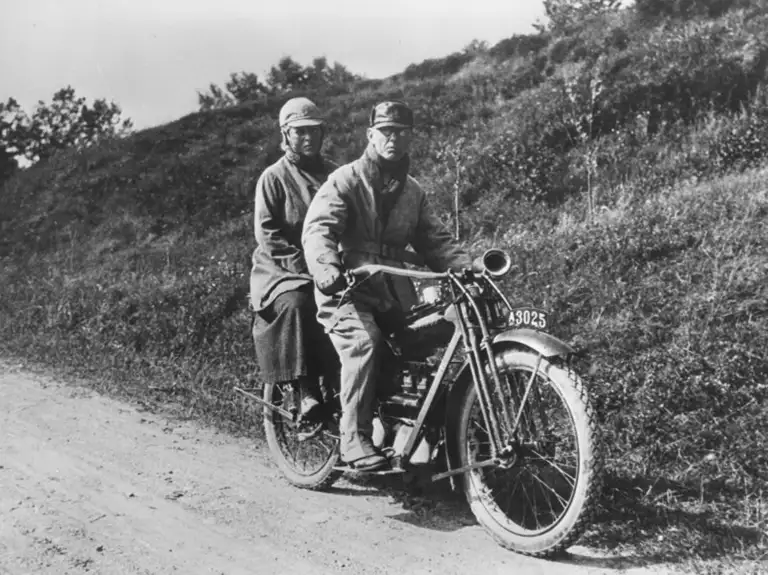Johannes V. Jensen og fru Else Marie Ulrik på deres Nimbus motorcykel. Denne model blev kaldt kakkelovnsrøret på grund af den cylinderformede benzintank. Tibirke Bakker 1920.