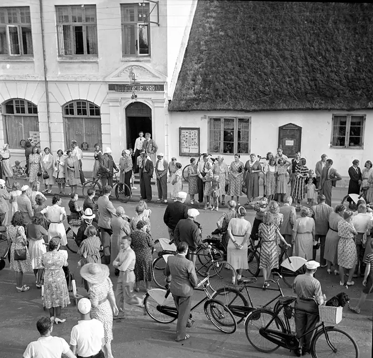 En masse mennesker samlet til Algang dagen efter Danmarks befrielse 1945 ved Gilleleje  kro. Fotograf Johannes Espenhain.