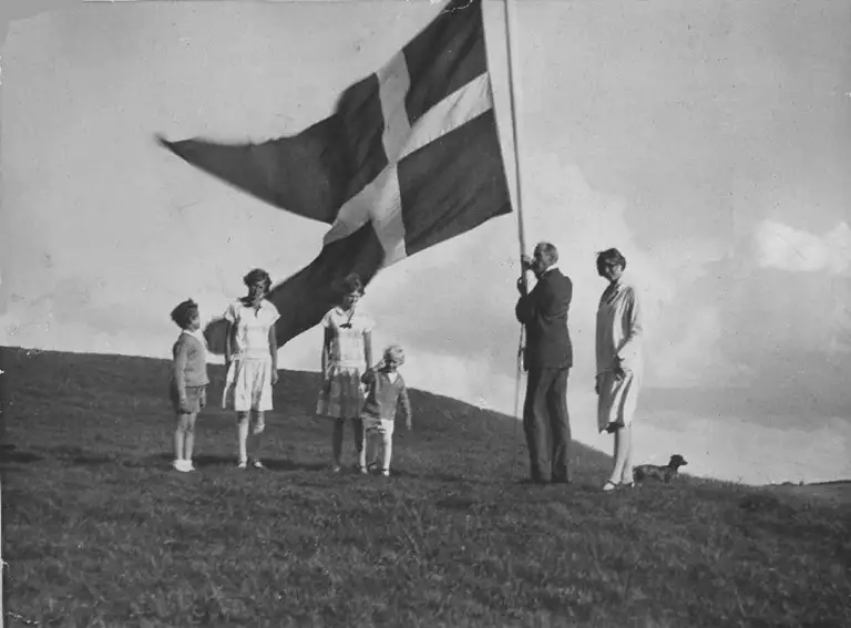 Dannebro hejses. Prins Harald og familien ankom til Heatherhill i maj 1927 og havde lejet huset for sommeren.