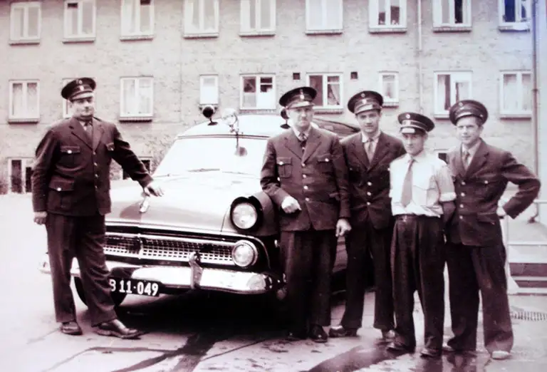 Ford Custom/Mainline ambulance B11.049 Personerne fra venstre: Lars Peter Romsø, Bernhard Jacobsen, Laurits Hansen, ukendt, Poul Rasmussen. Esbønderup Sygehus havde to af denne model ambulance. De blev begge omregistreret efter 1958 til den nye type nr. plader BP 49.9xx. 1956