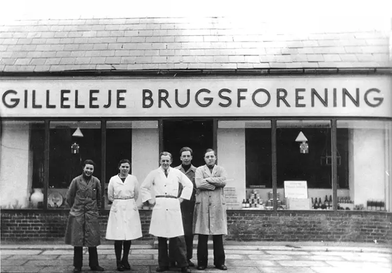 Personalet fra Gilleleje Brugsforening. Fra venstre: Ove Petersen (Vilmun) Britta Carlsen Paul Nielsen Egon Sørensen Svend Aage Christensen, 1948
