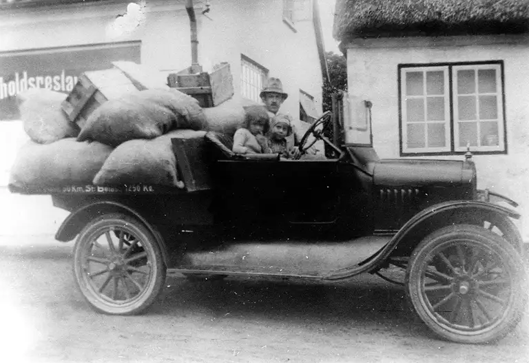 Gilleleje Brugsforenings varebil med uddeler Th. Poulsen ved rattet, 1926