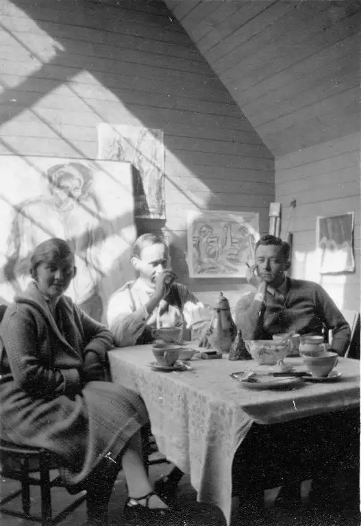 Marie og Victor med ven i atelieret, Kjædemosehuset, ca. 1950