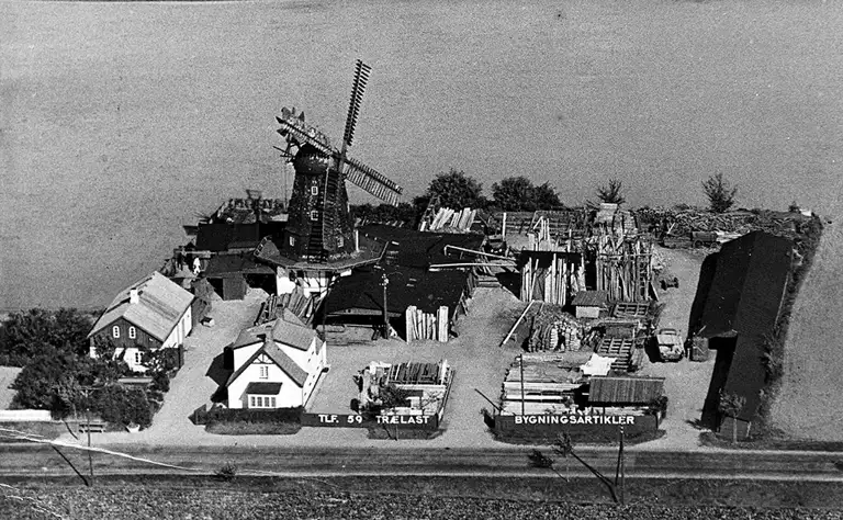 Ramløse Mølle med savværk. Yderst til venstre ses forvalterboligen. Luftfoto cirka 1949 – fotograf ukendt.