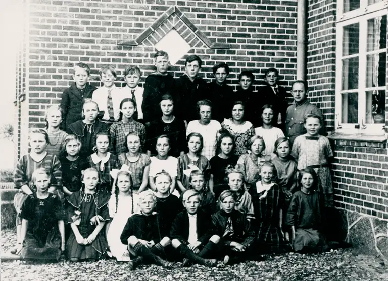 Klassebillede for 3. og 4. klasse, Vejby Skole, ca. 1925