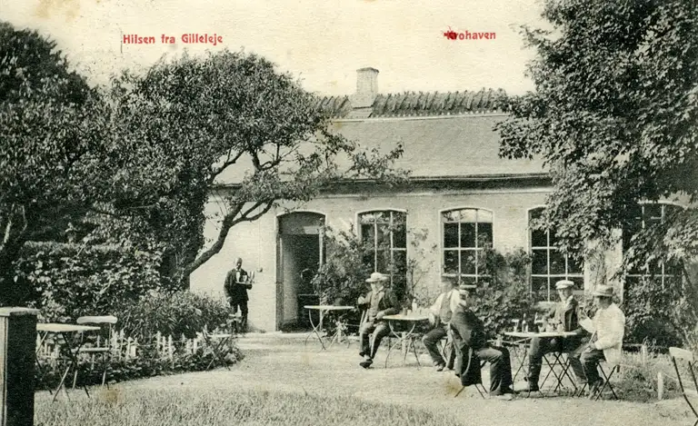 Postkort af udeservering i krohaven, ca. 1915