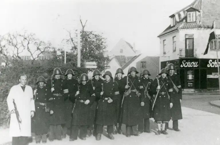 Medlemmer af modstandsgruppen Søstjernen ved Kanalvej i Gilleleje, maj 1945  
