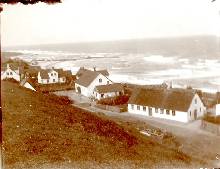 Jørgen Cold og familien boede i det store hus ”Gammelgården” til højre i billedet, ca. 1912