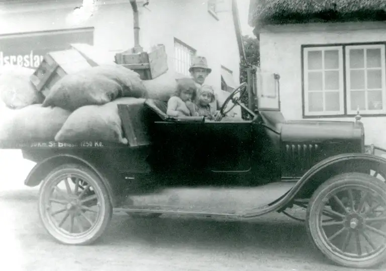 Gilleleje Brugsforenings varebil med brugsuddeler Th. Poulsen bag rettet, ca. 1926. 