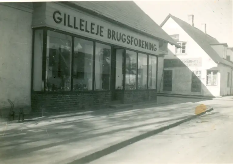 Gilleleje Brugsforening på Gilleleje Hovedgade 28, 1955.