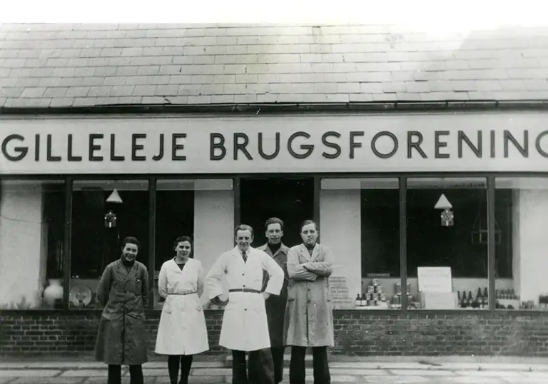 Ansatte foran Gilleleje Brugsforening, Paul O. Nielsen står midt i billedet, ca. 1948.