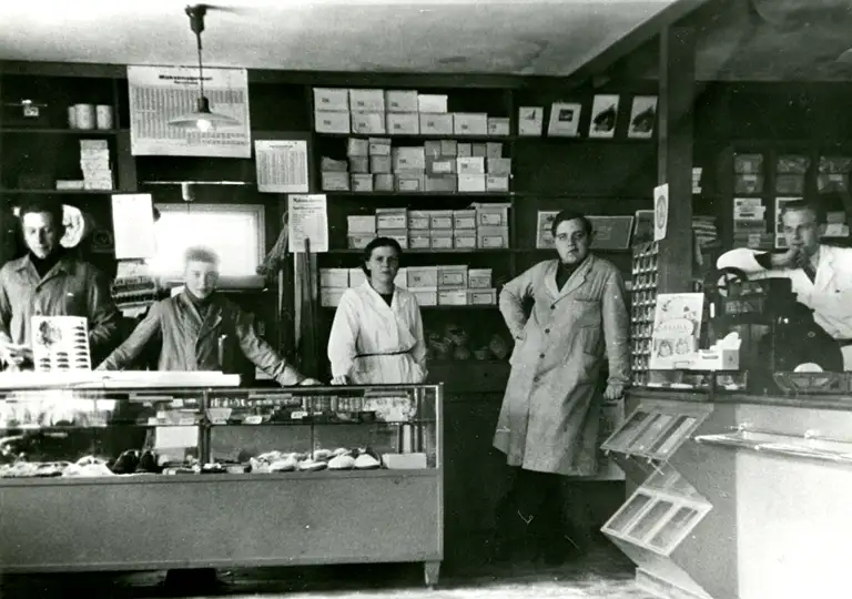 Personalet ved disken i Gilleleje Brugsforening, Paul O. Nielsen står ved kasseapparatet, ca. 1948.