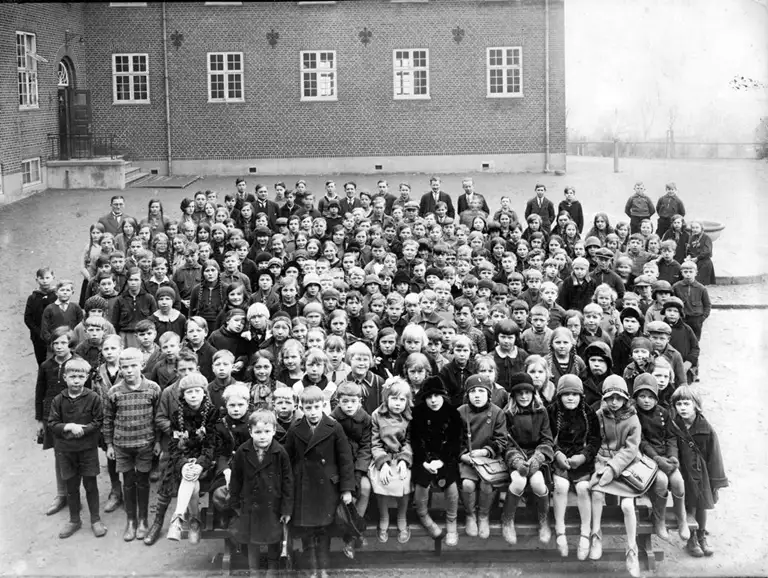 Alle skolens elever og lærere stillet op i skolegården, 1931