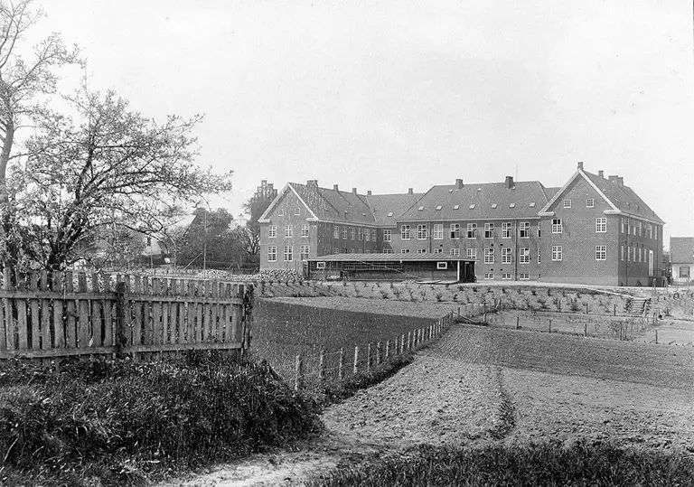 Græsted Skole set fra lærernes køkkenhaver, 1922.