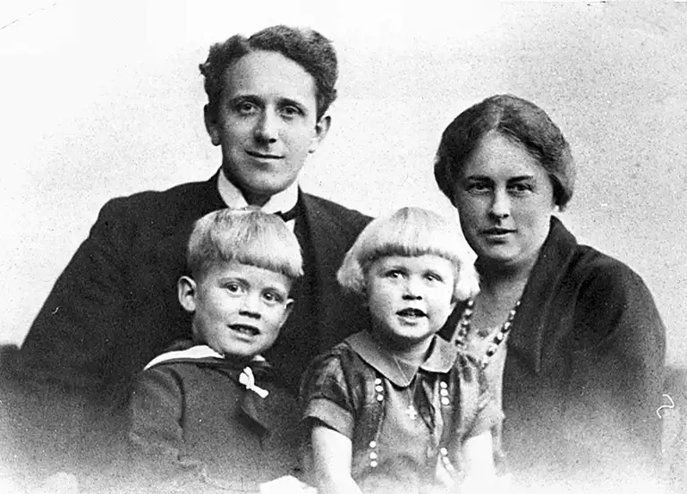 Familien Andersens familiefoto med faderen Ejnar, moderen Marie, sønnen Johannes og datteren Ruth, ca. 1927.