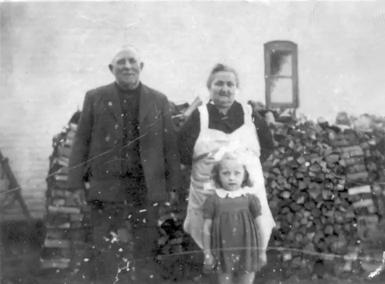 Erna Holm-Larsen, ca. 4 år gammel sammen med sine bedsteforældre, ca. 1923 