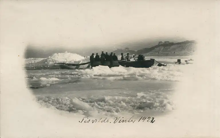 Isvinter ved Tisvildeleje, 1922. Det var denne type åbne båd, som de tapre fiskere roede ud i tilbage i 1823.