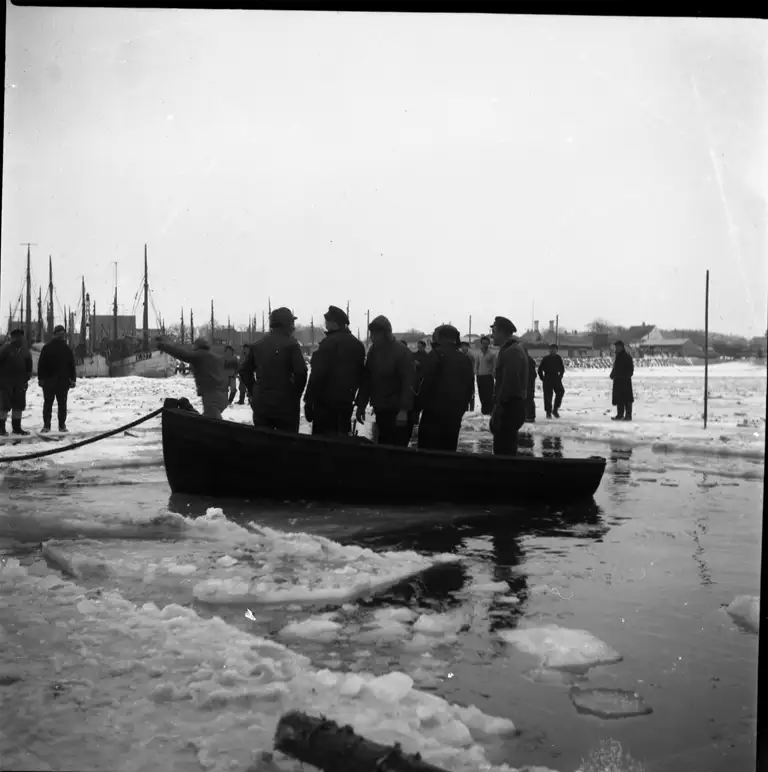 Isbrydning i Gilleleje, ca. 1940.