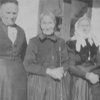 Christine Esman, Marie Lars Bjørns og Sine Lars Ols, fotograferet i 1890erne.